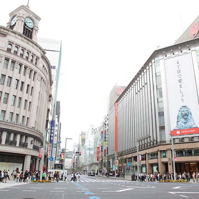 銀座四丁目交差点を和光と三越のある中央通り方向