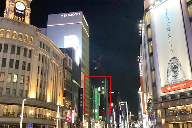 銀座四丁目交差点。中央に緑色で教文館の看板が見えます。